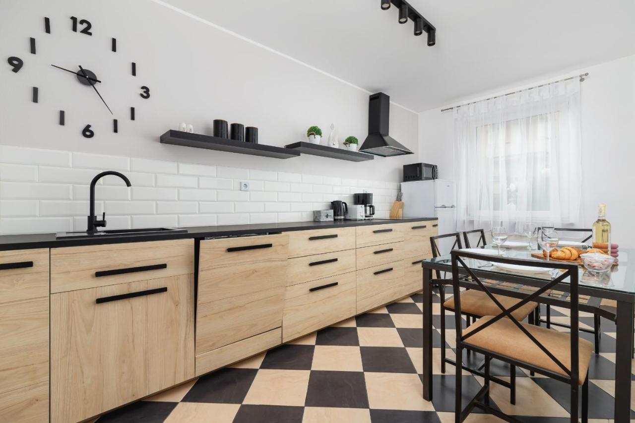 Pleasant Apartment With Terrace Cracow By Noclegi Renters Cracóvia Exterior foto